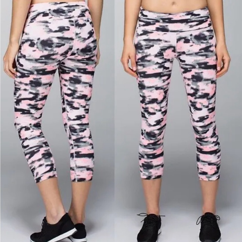 lululemon Wunder Under Crop, Wamo Camo Barely Pink pre Owned - Picture 3 of 4